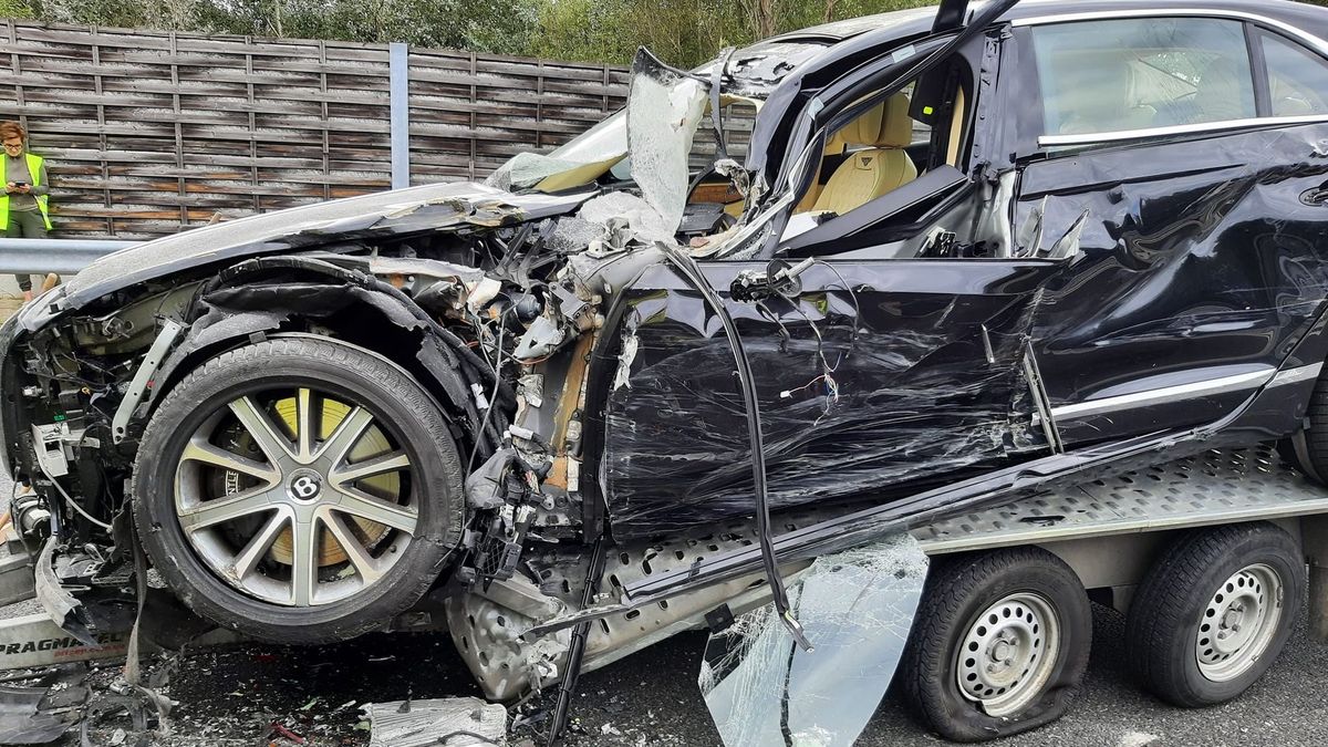 Brutálisan összetört a 80 milliós Bentley, amit egy elszabadult tréler intézett el (fotók)