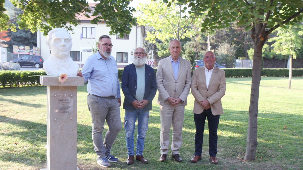 Őrzik a műépítész emlékét: Márványszobrot állítottak Balatonalmádiban