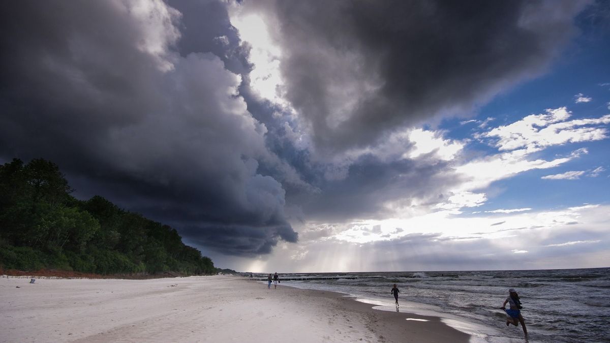Félelmetes baleset: villám csapott három emberbe (videó)
