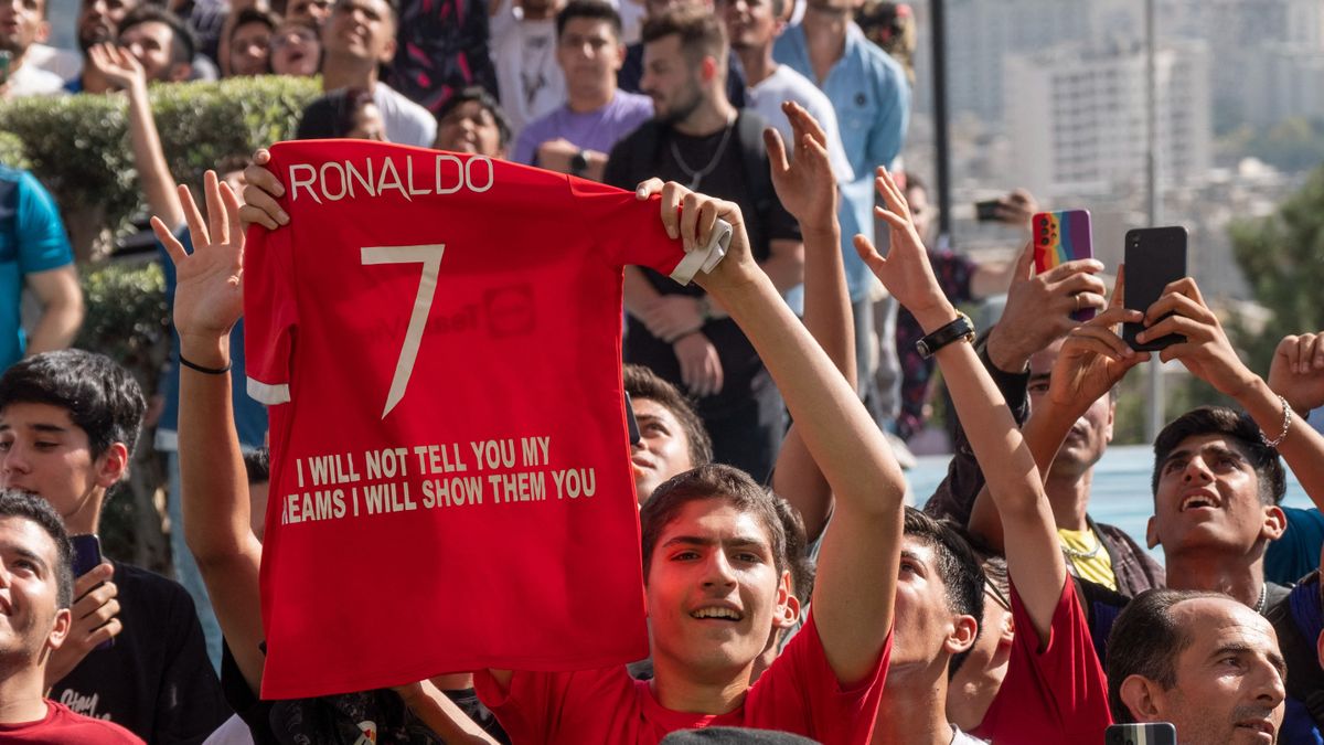 Benyomultak az al-Nasszr szállodájába a Ronaldóra kíváncsi iráni szurkolók (videó)