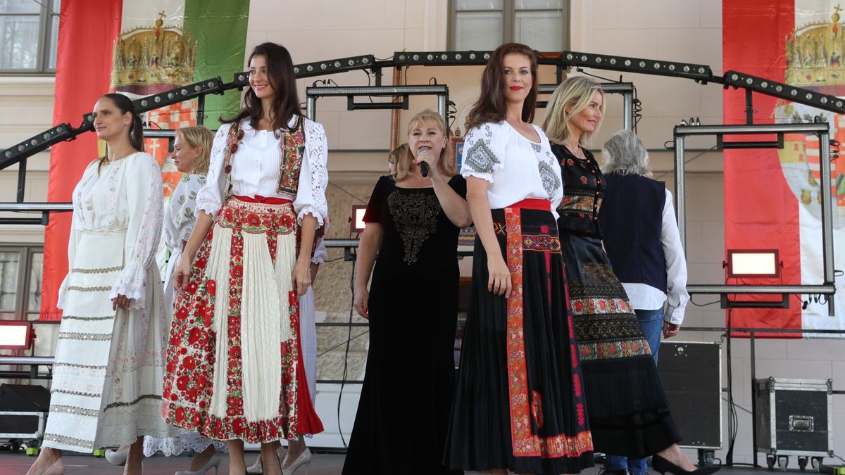 Nagy sikert arattak a magyar viselet jegyeit tükröző ruhák