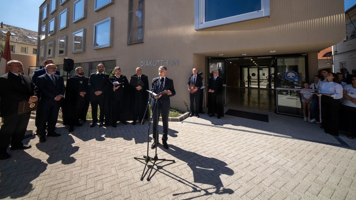 Kárpát-medencei református oktatási intézmények közös tanévnyitóját tartották Pápán