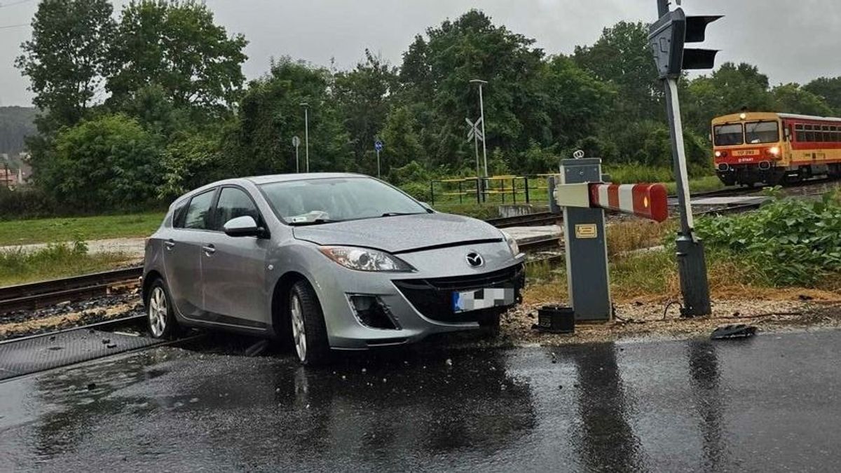 Sínekre csúszott egy autó Zircnél