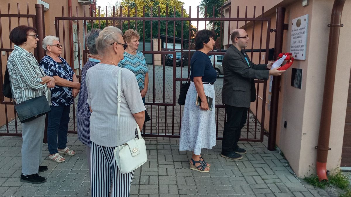 Emlékkoszorú Nagy László tiszteletére