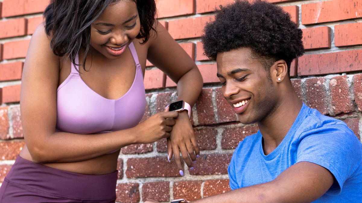 Női és férfi okosórák - sportos eszköz a ruhatárba