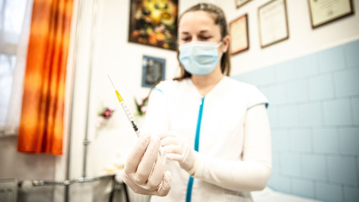 Gyorsabban terjed a koronavírus új variánsa, mint a korábbiak