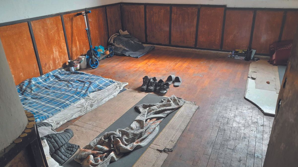 Megdöbbentő körülmények - hajléktalanok a tapolcai laktanyában?