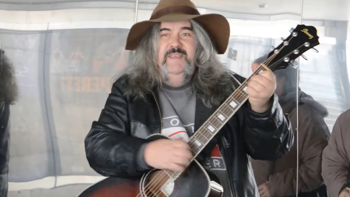 Elhunyt Veszprém ikonikus utcazenésze