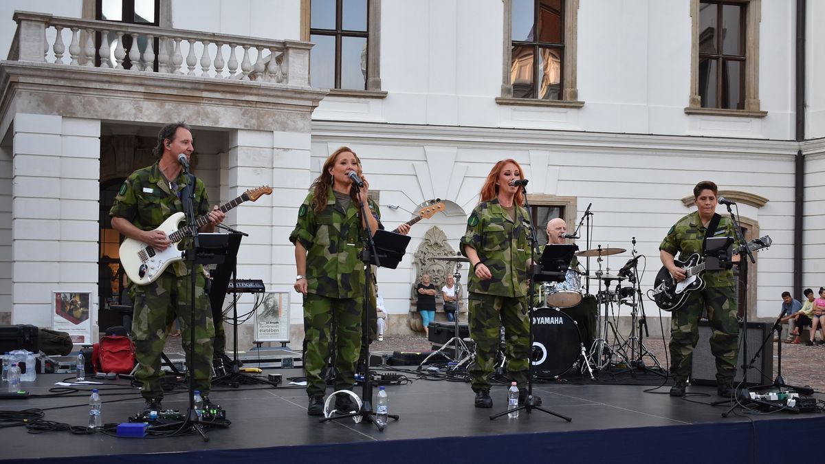 Pápán debütált a svéd katonai zenekar