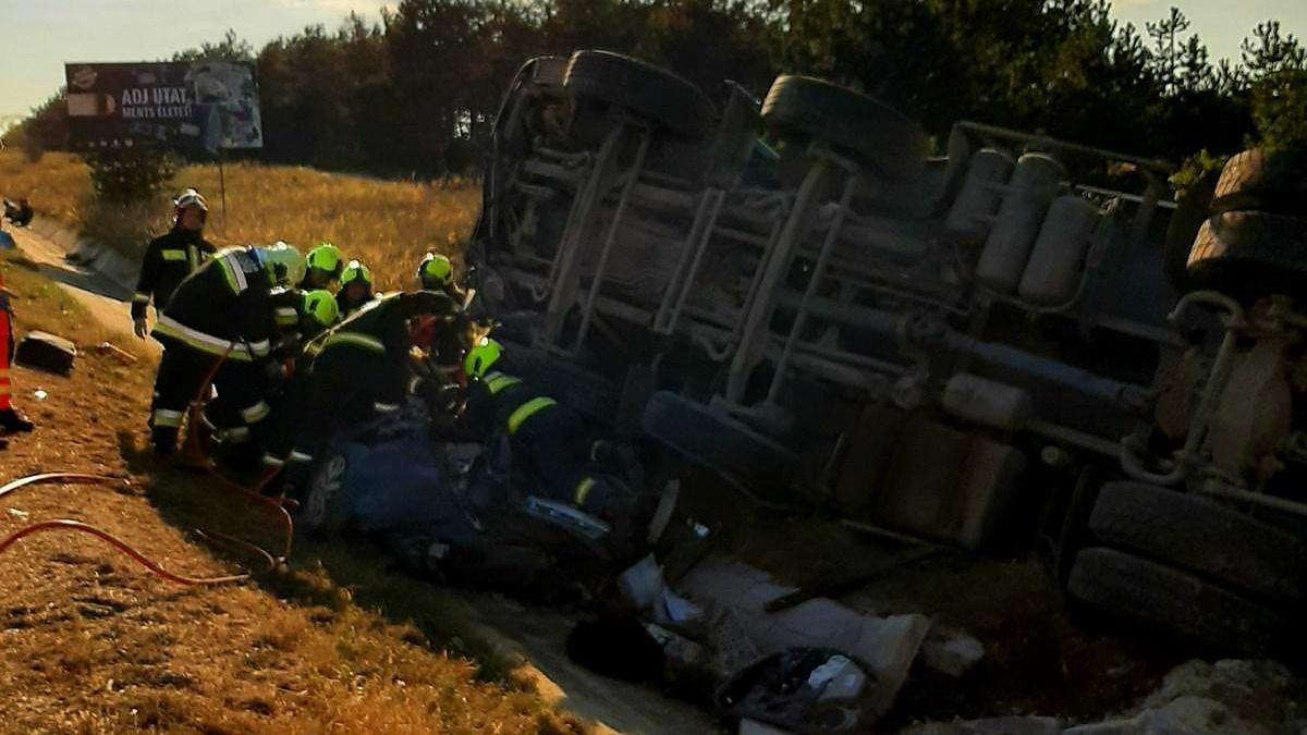 Megrázó rendőrségi fotók a 8-as úti tragédiáról: így küzdöttek a tűzoltók a sérültekért