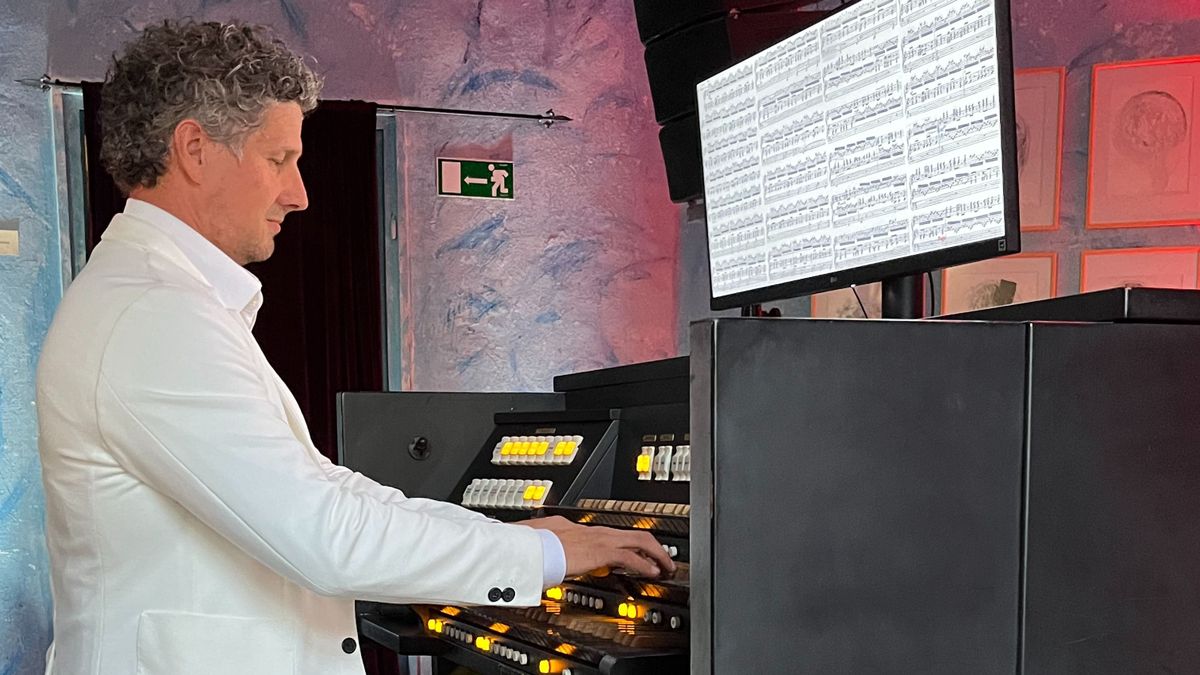 Veszprém vármegyében adott koncertet Rákász Gergely