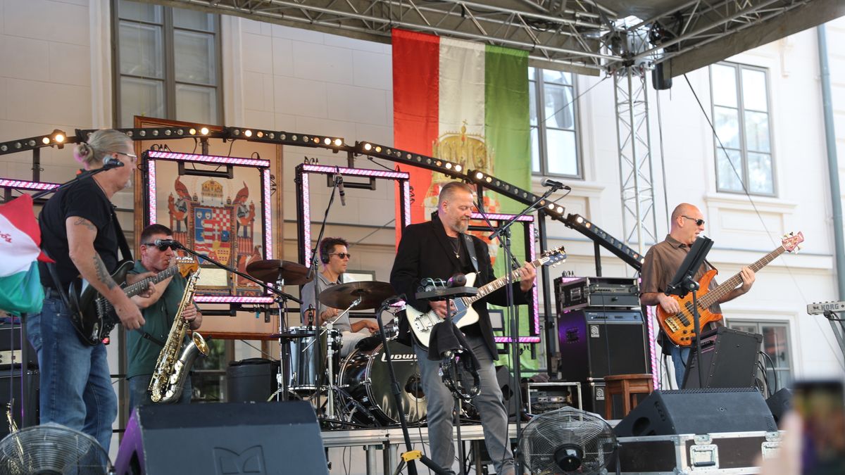 Videón az Ismerős Arcok várpalotai koncertje: így köszöntötték a Trianon Múzeumot