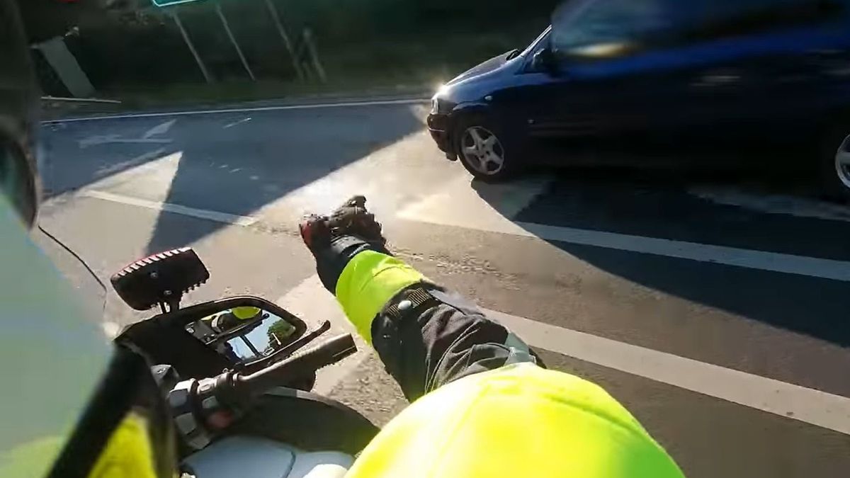 Így csapnak le a veszprémi motoros rendőrök a szabálytalankodó sofőrökre (videó)
