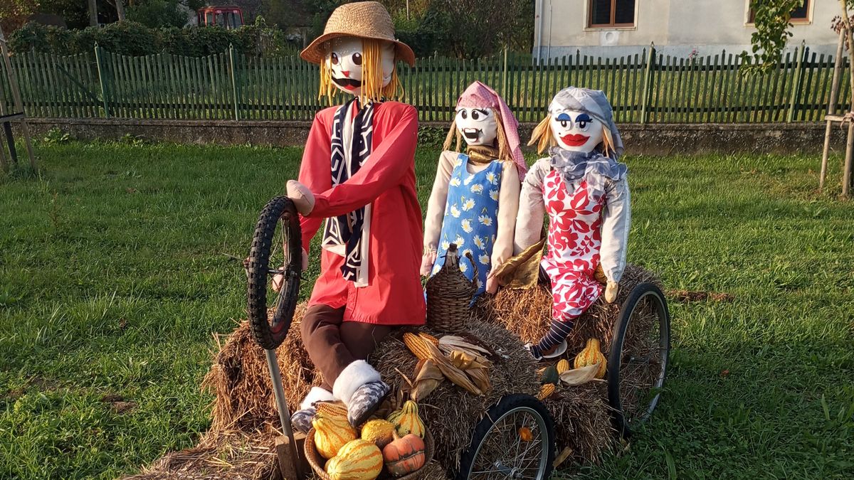 Őszi faludíszek – Kerékkormányos bálafogat a magyargencsi kocsmánál