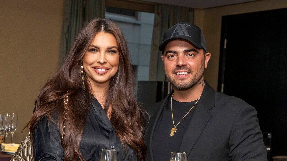 Felesége ápolja a beteg Young G Bécit