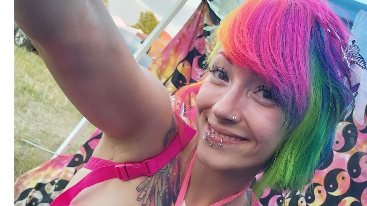 Két nyelve van a lánynak: elképesztő, amit művel vele