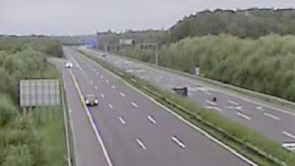 Ijesztő felvétel: videón, ahogy átrepült egy autó az M7-esen a szemközti sávba