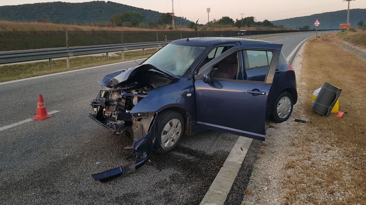 Szalagkorlátnak ütközött egy személyautó Herendnél - fotók