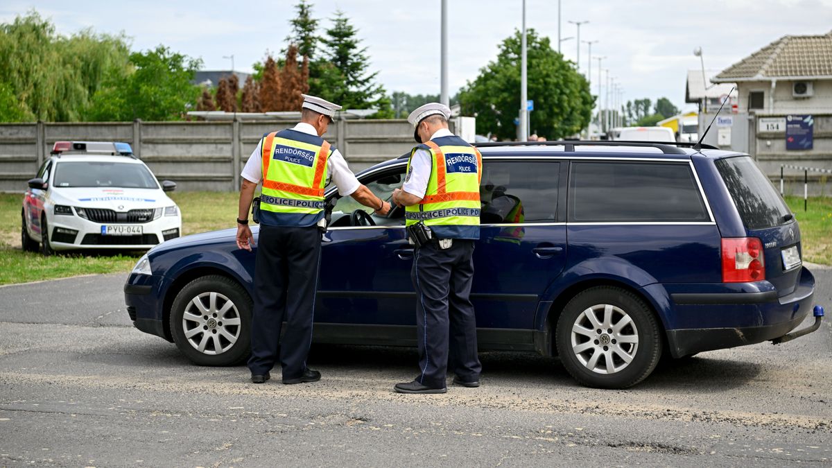 Nagyon furcsa dolgot találtak a rendőrök egy autó motorterében