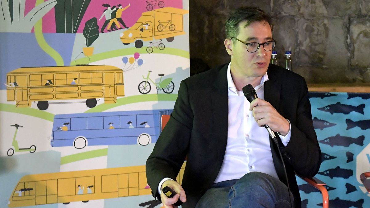 Politikai marketingakció a fővárosi védett biciklisávok kialakítása