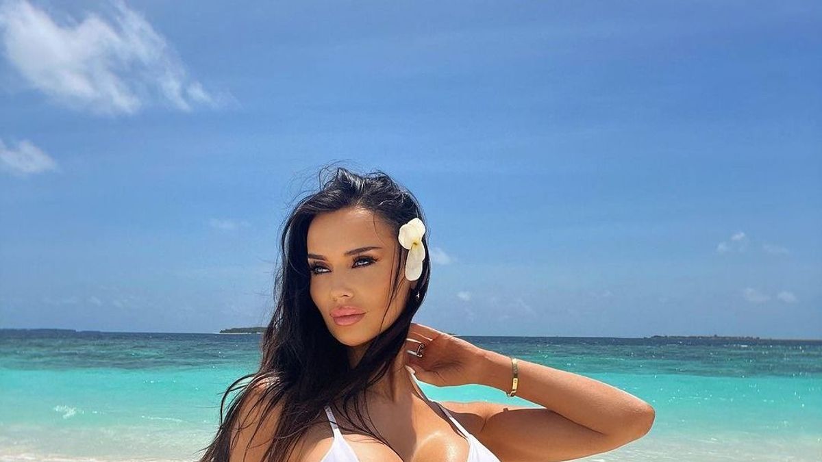 Ritkán látni ilyen tökéletességet: terpeszben csábít a tengerparton a barna bombázó