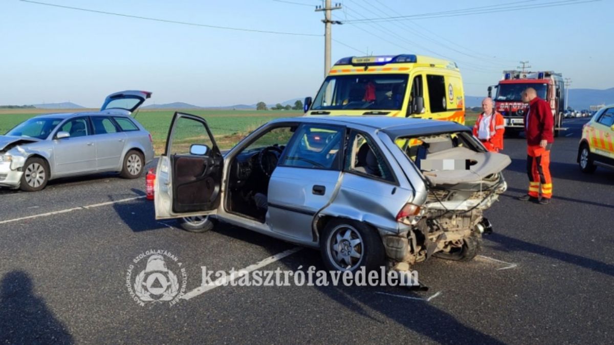 Műszaki mentéseket végeztek a tűzoltók