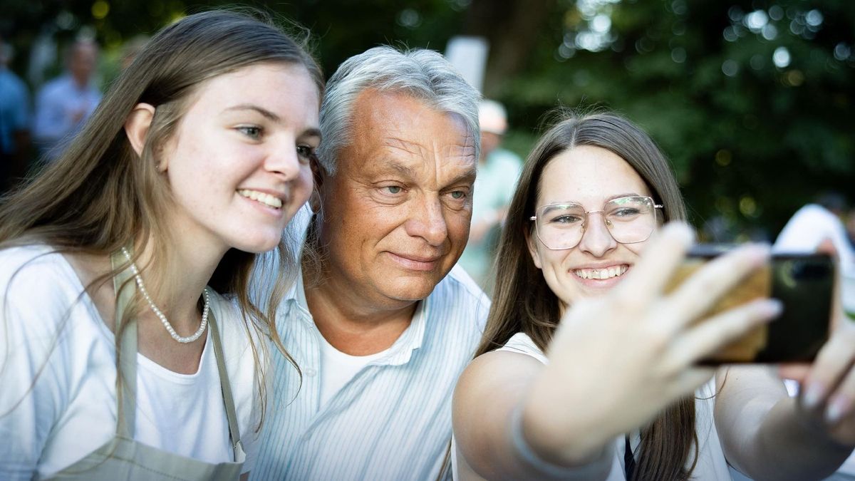 Sokan kértek közös képet a miniszterelnöktől Kötcsén