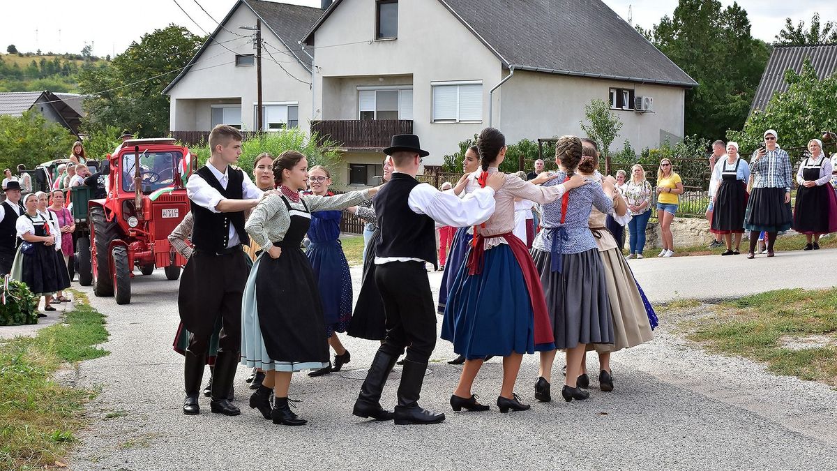 Szőlőharang, traktorok és néptáncosok