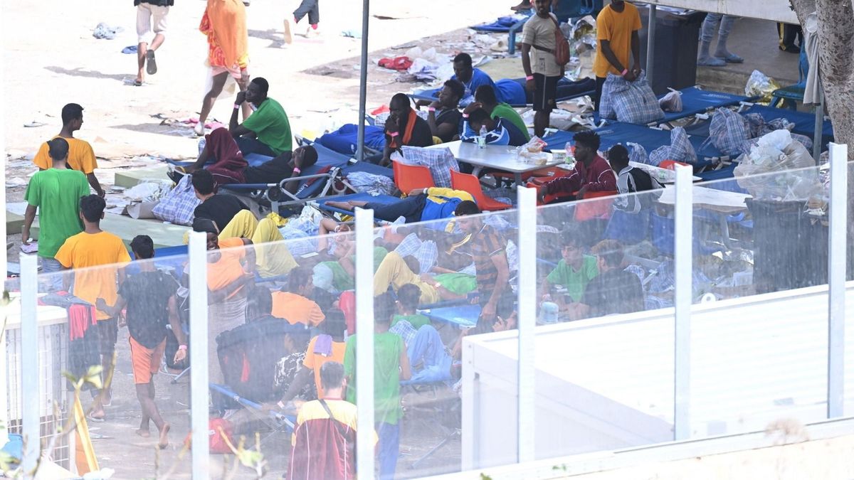 Nő a feszültség a migránsok között Lampedusa szigetén (videó)