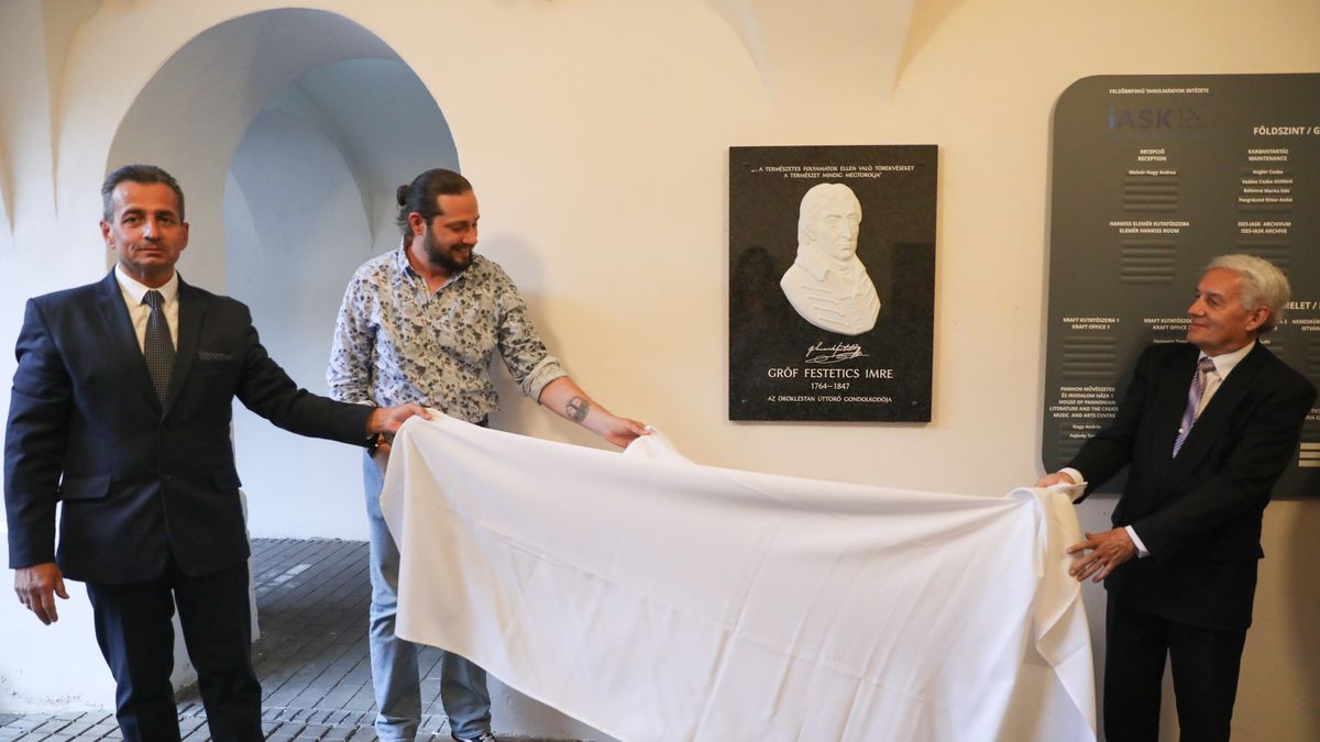 Kőszegen leleplezték gróf Festetics Imre herendi porcelán domborművét