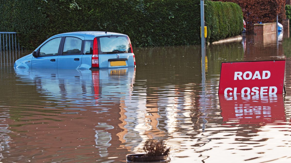 Borzalmas folyó: váratlanul vörös árvíz lepte el a kisváros utcáit (videó)