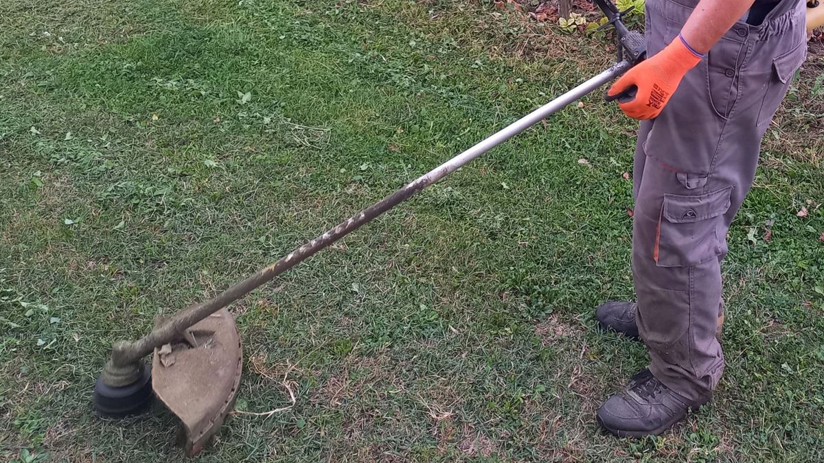 Fűnyírás, fűrészelés, egyéb zajkeltés akár vasárnap is?