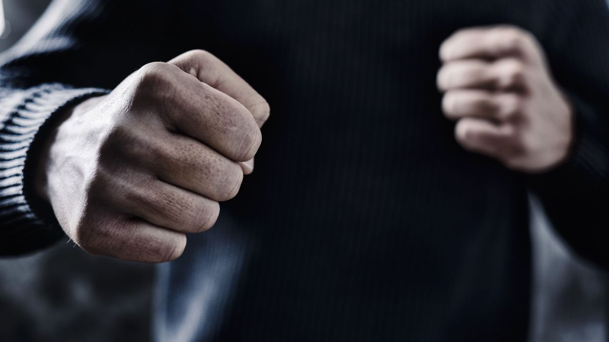 Dráma a pesti benzinkúton: megvert, majd elgázolva tolt maga előtt egy férfit egy autós (videó)