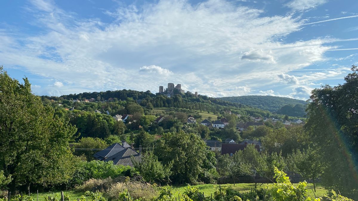 A kilátás és a kóstolás: a szőlő ízéhez is hozzátesz a cseszneki vár látványa