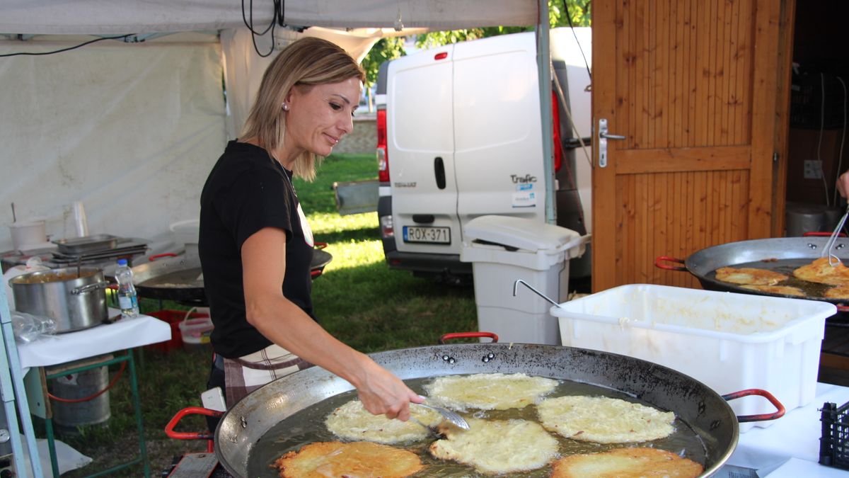 Gőzölgő cicegék, hűsítő borok - finomságok várták az érdeklődőket a pápai fesztiválon