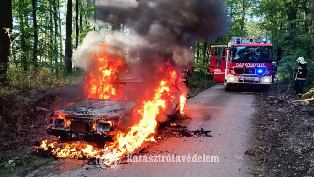 Hatalmas lángokkal égett egy autó a Kab-hegyen