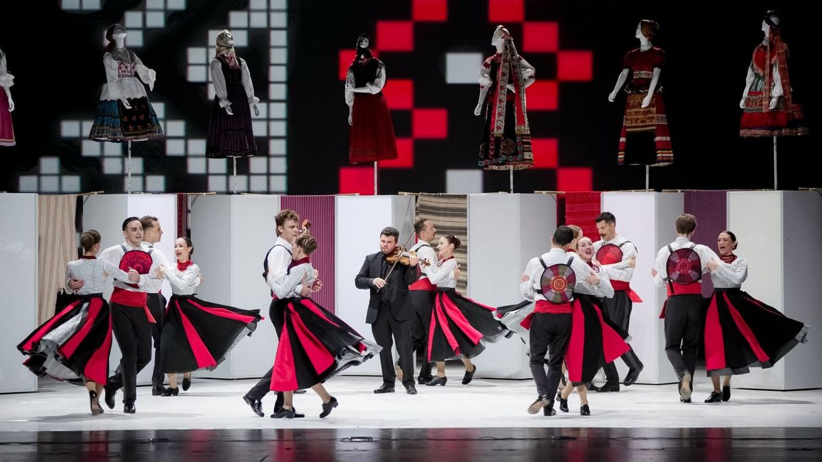 A kínai nagy falon ropták a Magyar Állami Népi Együttes táncosai (videó)