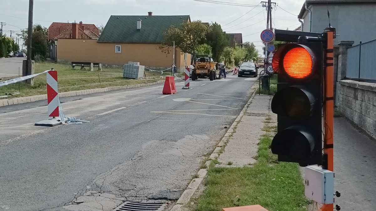Még egy darabig marad a félpályás útlezárás a Tüzér utcában