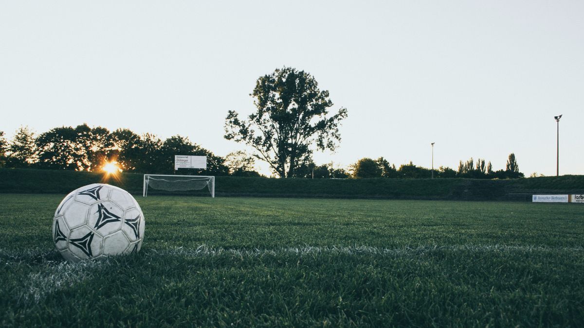 Menetelnek a pápai futballista hölgyek