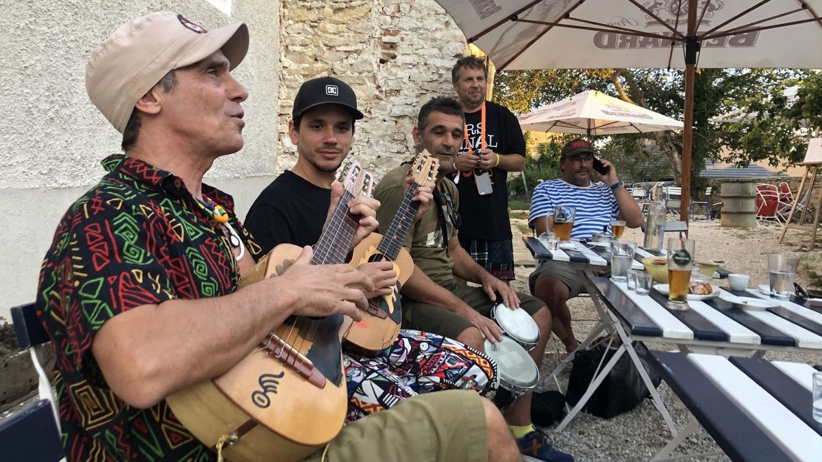 Vöröstói bisztróban adott meglepetéskoncertet Manu Chao (videó)