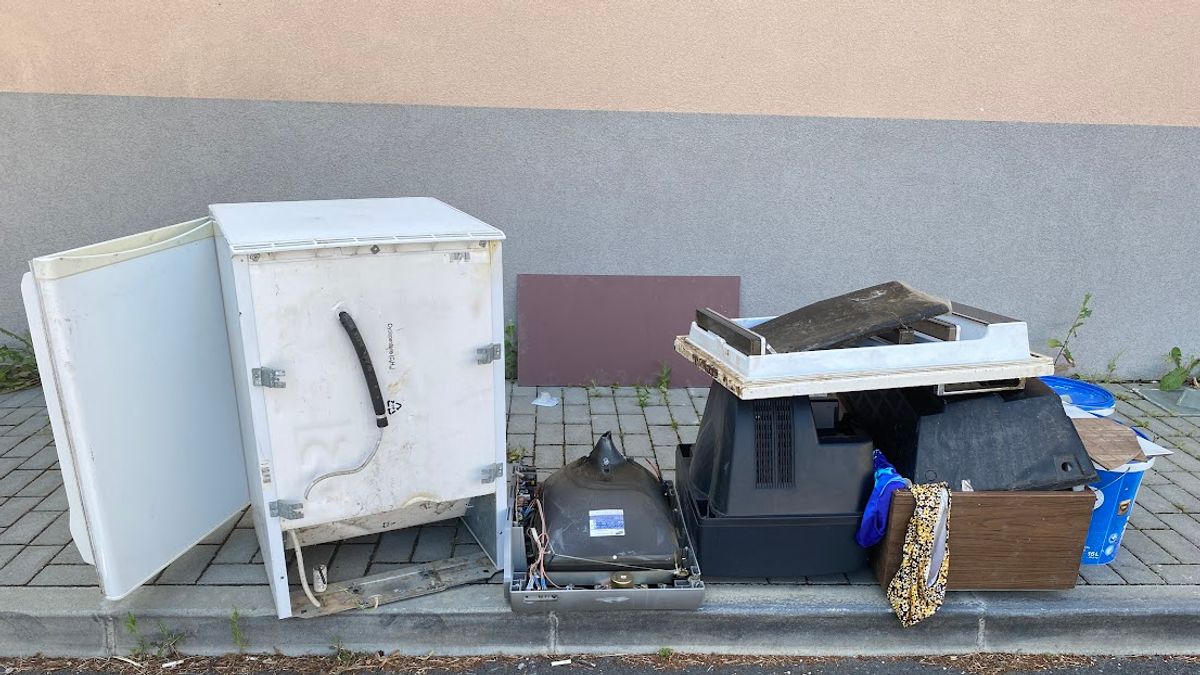 Roncstemetők a parkolókban, tévék a kuka mellett - kiderült, mi lesz velük