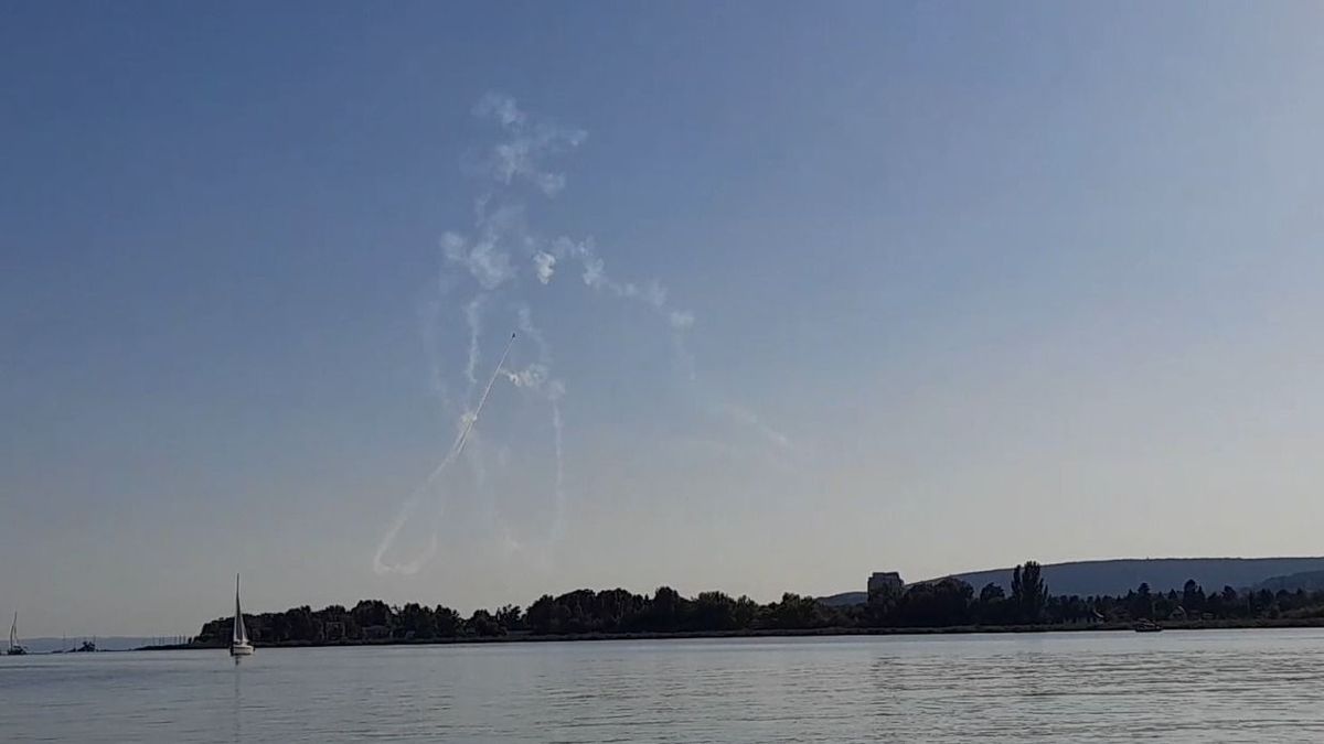 Látványos és zajos égi manőverek a Balaton felett (videó)