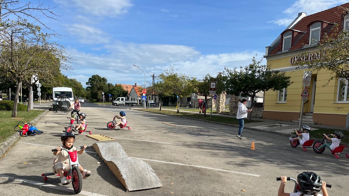 Tovalöködő és spinning: sétálóutcává alakult a tapolcai Kisfaludy utca egy része
