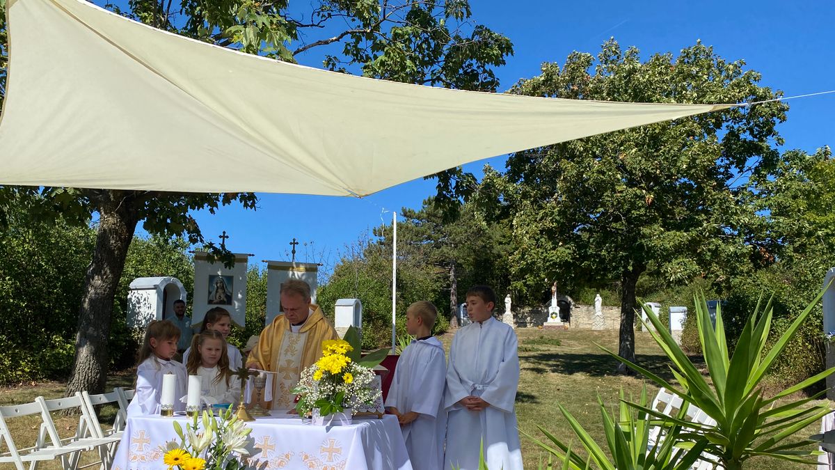 Versek a kálvária tövében, fűszálban, lepkeszárnyban fellelhető Istenről