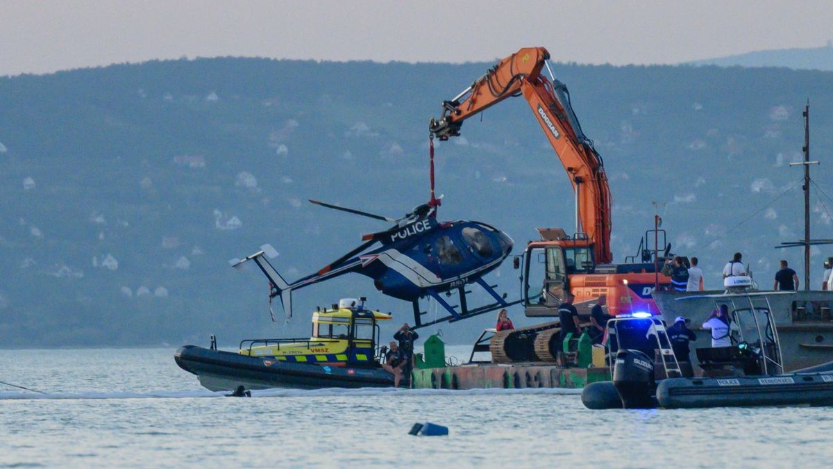 Kiemelték a Balatonba zuhant rendőrségi helikoptert