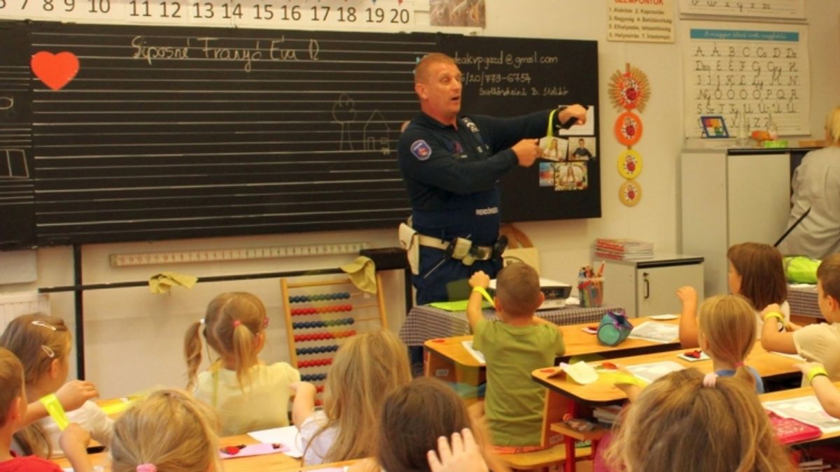 Tanévkezdő ajándékot kaptak az elsősök a veszprémi rendőröktől