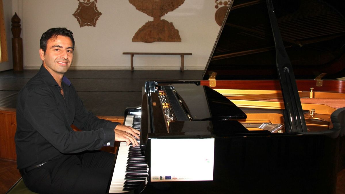 Török művész élményszámba menő zongoraestje