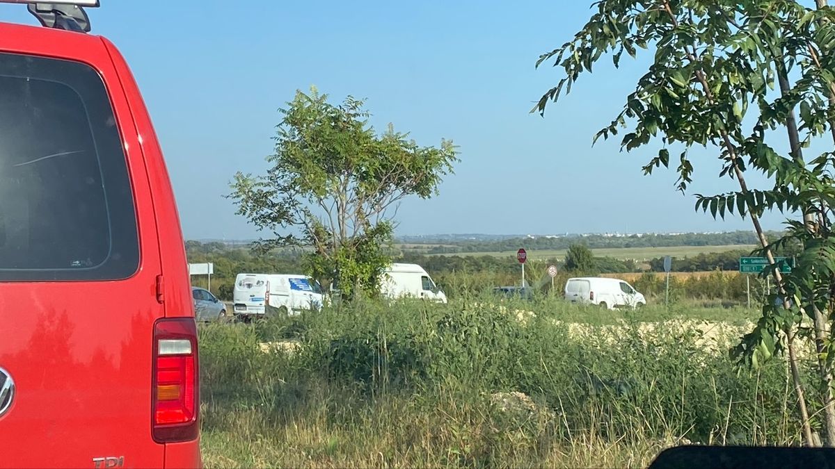 Kigyulladt egy kamion a 8-as út mellett Csór térségében