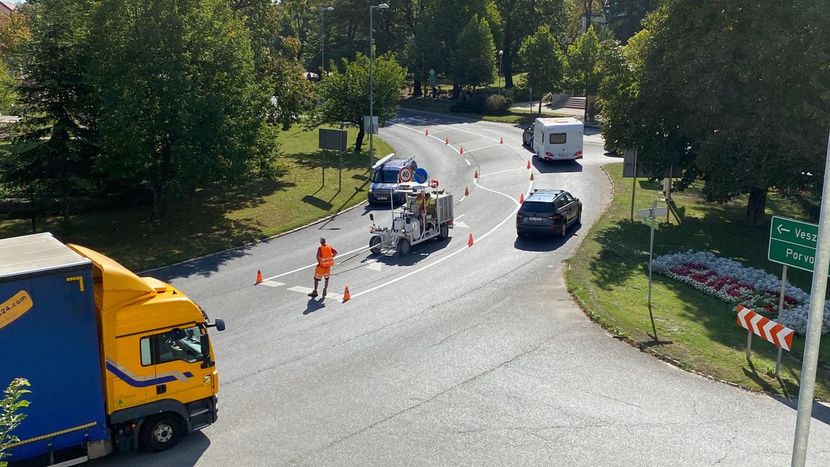 Így festik a burkolati jeleket Zircen (videó)