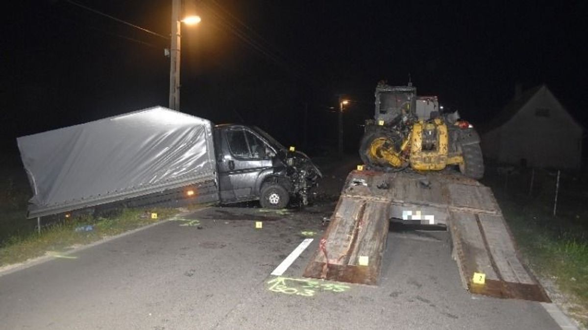 Brutális baleset Dánszentmiklósnál: ráhajott egy kocsi rámpájára a teherautó, egy ember meghalt